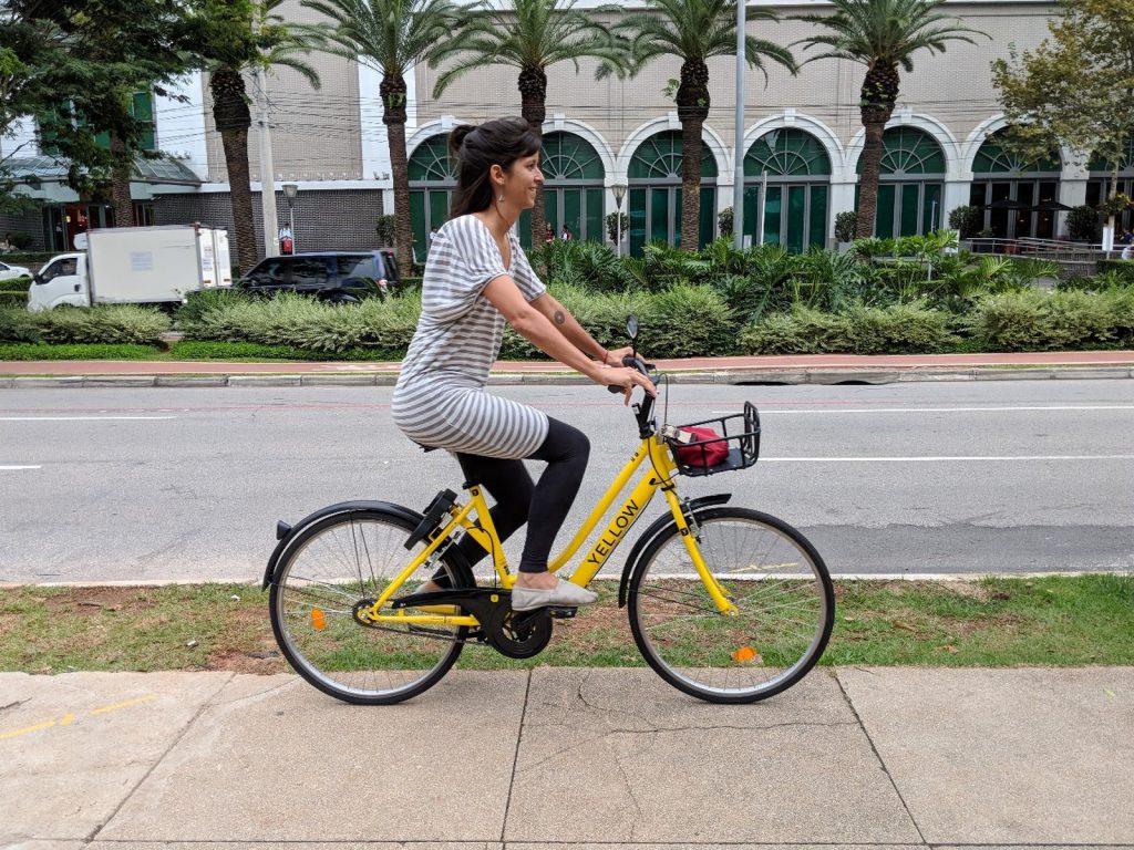 mulher andando de bicicleta alugada em São Paulo